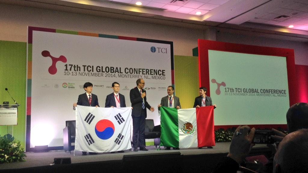 ClustersNL's tweet image. "Passing the torch ceremony" MEXICO 2014 / KOREA 2015 #TCI2014