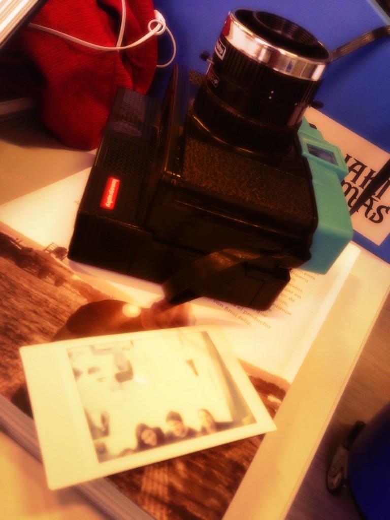 Moni_Bega's tweet image. Mañana retro con el #NerdTeam  @Agustinable y su cámara bella.