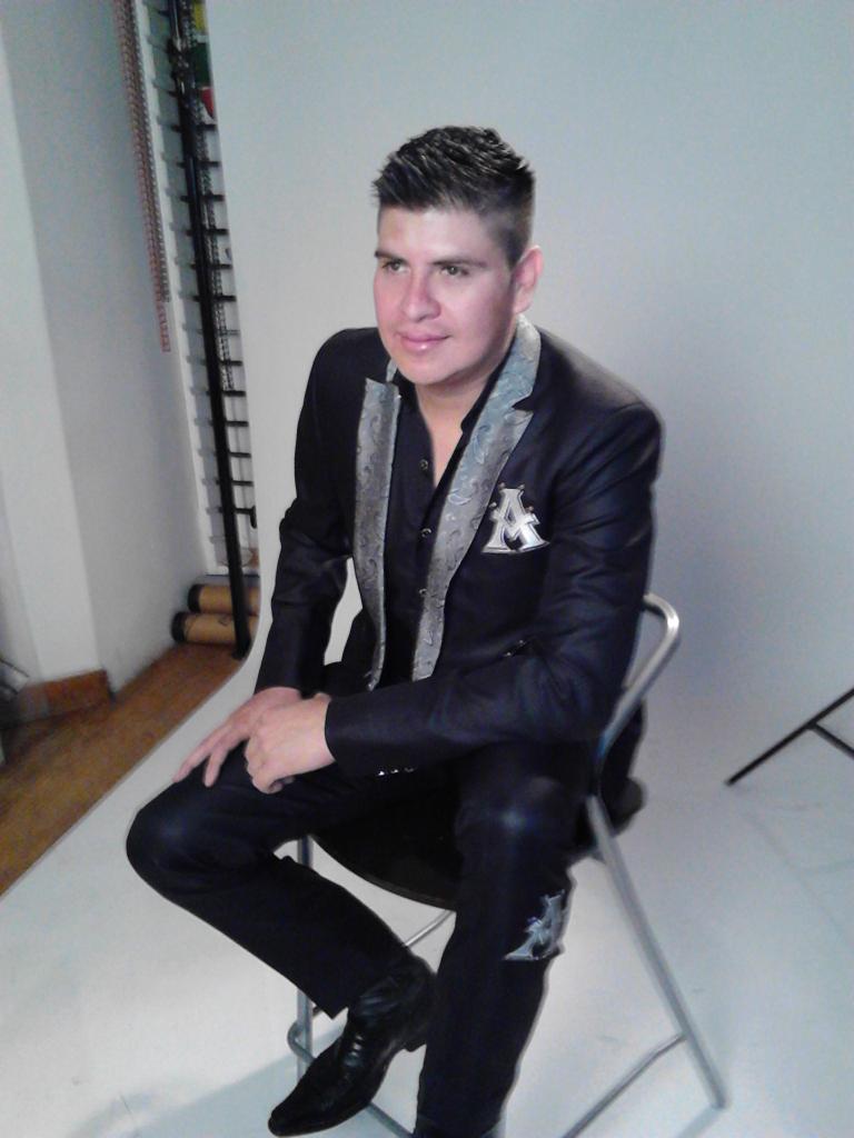omarnievesabl's tweet photo. Aqui en sesion de fotos con Arrolladora http://t.co/niIeDKAxYB