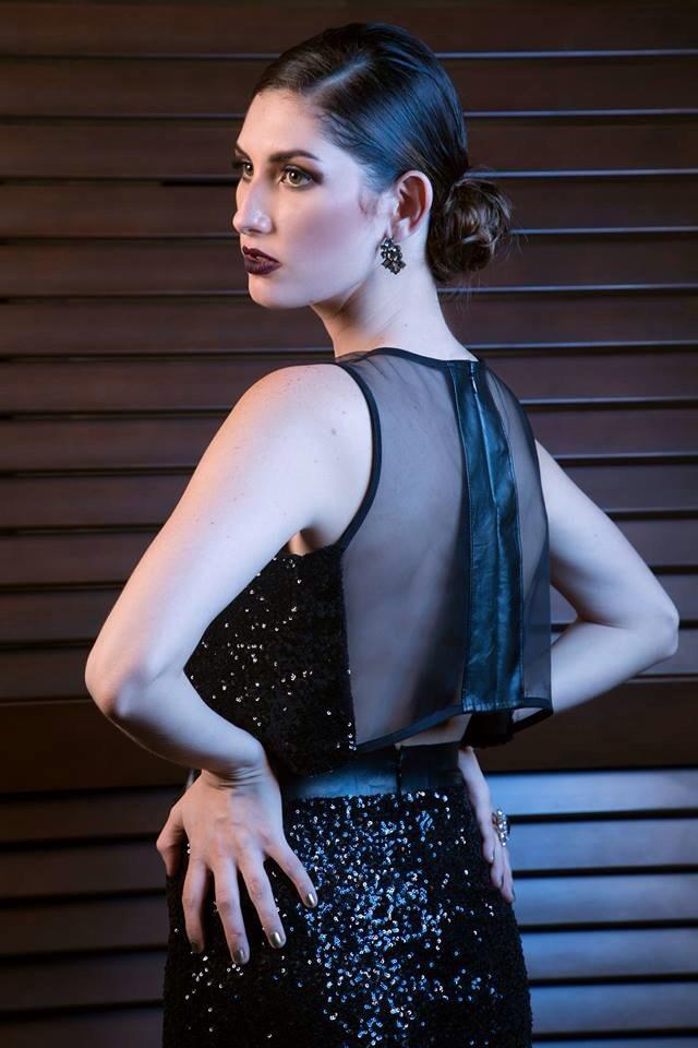 NarcizaSevera's tweet photo. Detalle en espalda del crop top gown ! Que les Parece ? http://t.co/oGmB8GceUW