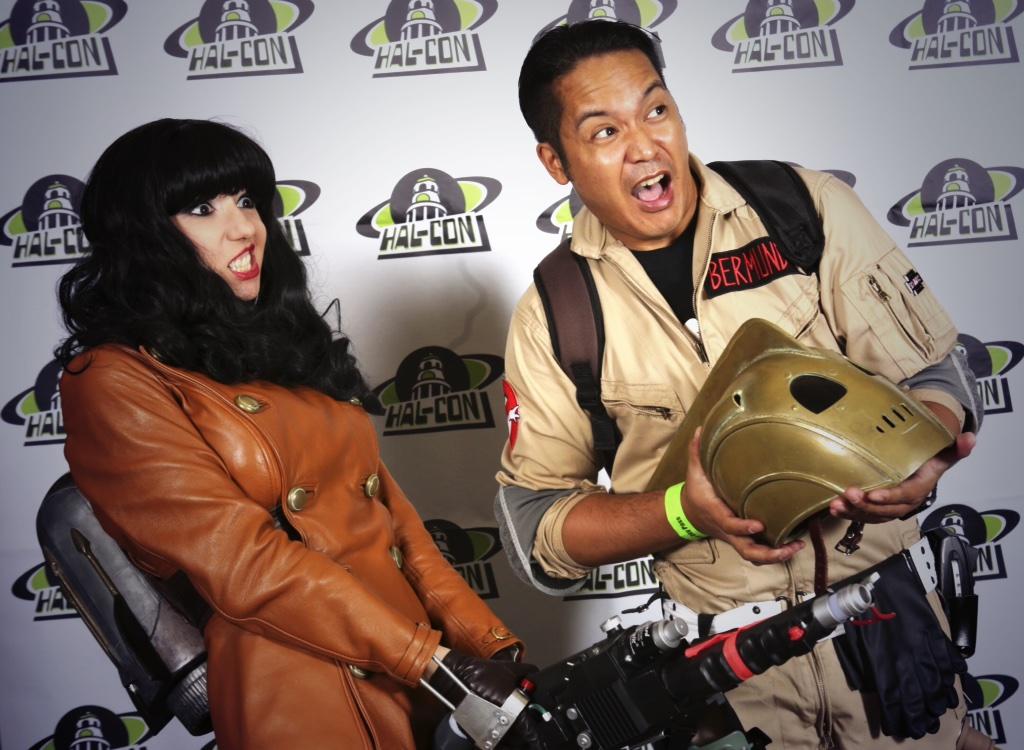 Ridd1e's tweet photo. "@CollectThemAll1: A funny moment with @Ridd1e at #HalCon2014! http://t.co/T5NqdKQnt1" good times at @halcon_scificon.