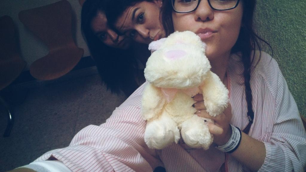 ClaudiaCocolas's tweet photo. Con las beias y Pig Pink @almudena140395 @arrimadas94 😍😍 http://t.co/XTVDfsjrh3
