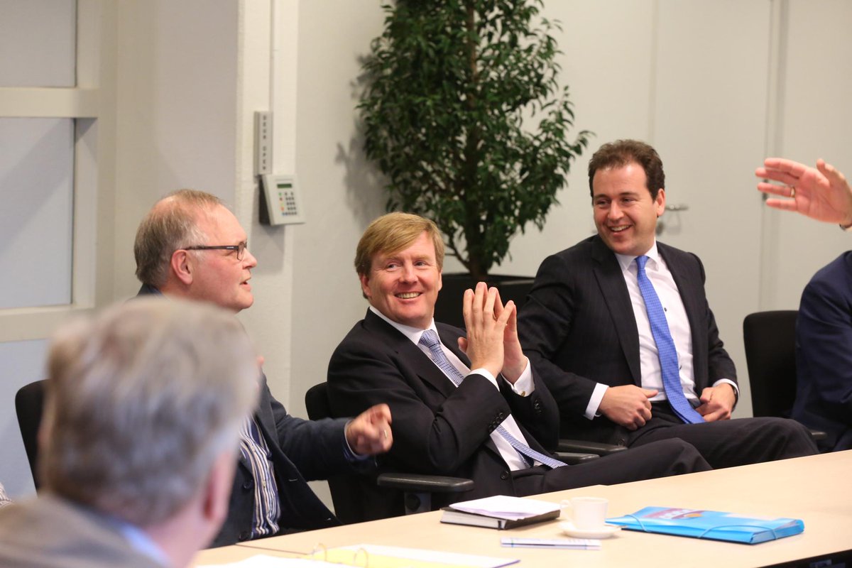 Koning Willem-Alexander en minister <a href="/LodewijkA/">Lodewijk Asscher</a> op werkbezoek bij UWV Groningen spreken met 50+'ers op netwerktraining