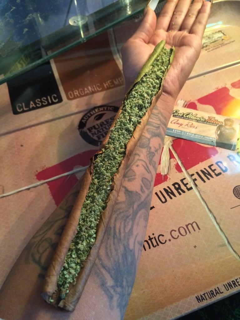 pattyeffinmayo's tweet image. My birthday super blunt 💨🍃✨🎉🎁