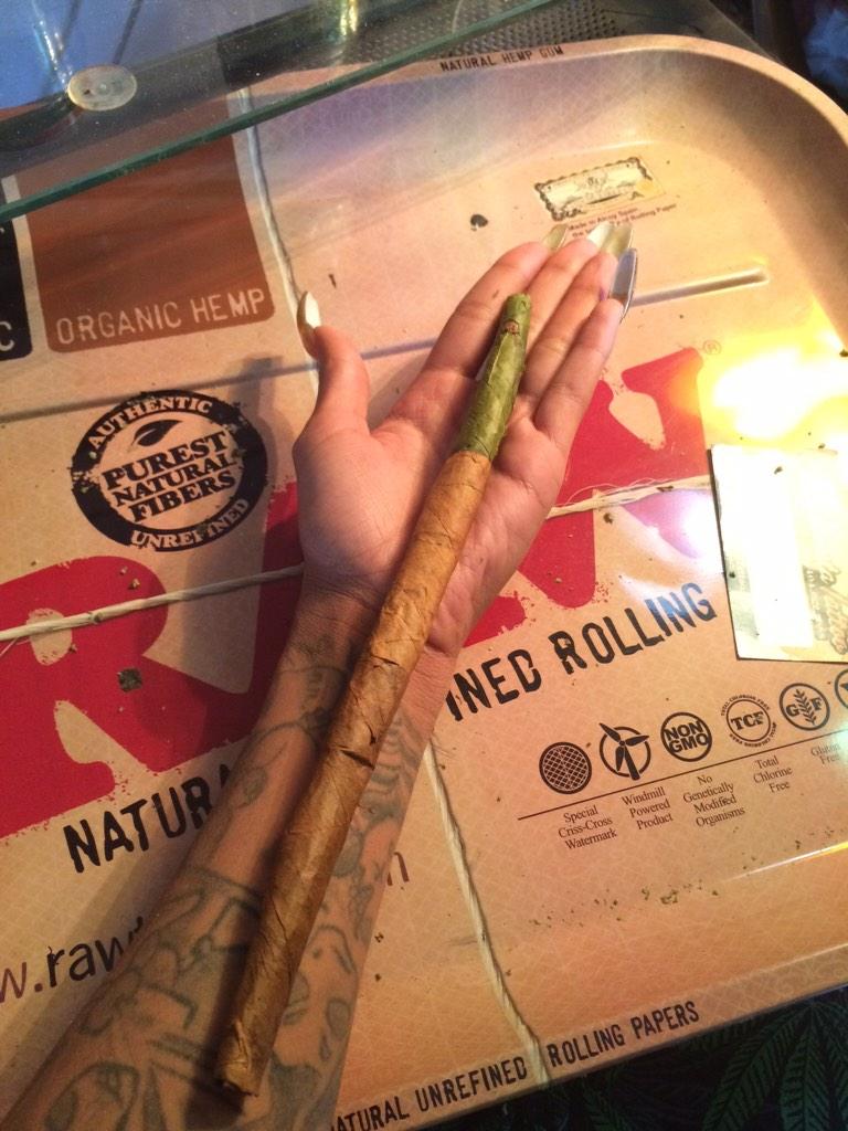 pattyeffinmayo's tweet image. My birthday super blunt 💨🍃✨🎉🎁