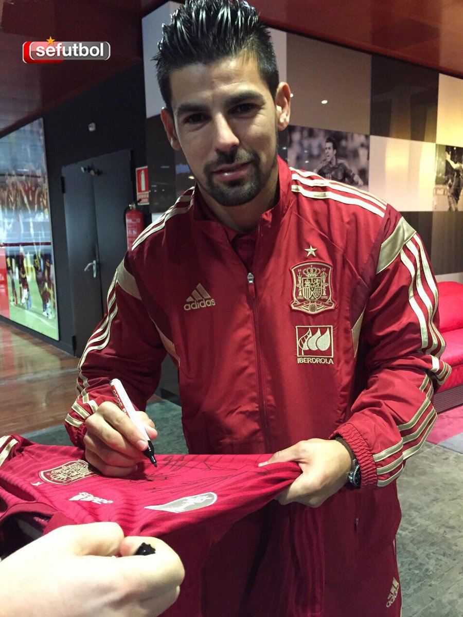 SEFutbol's tweet photo. ¡ÚLTIMA OPORTUNIDAD! Síguenos y HAZ RT para poder llevarte esta camiseta firmada. A las 20.00, el ganador. http://t.co/0dPVH8Ijdt