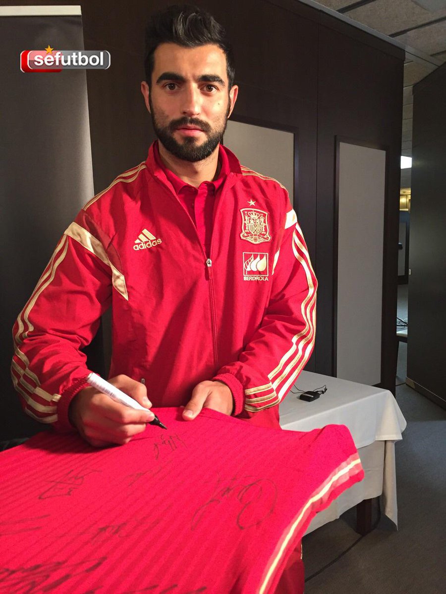SEFutbol's tweet photo. ¡ÚLTIMA OPORTUNIDAD! Síguenos y HAZ RT para poder llevarte esta camiseta firmada. A las 20.00, el ganador. http://t.co/0dPVH8Ijdt