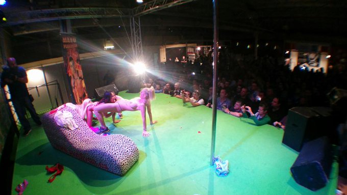 "@eroticoalicante: Incre&iacute;ble trio en el escenario @Mykiwis2013! @saramayxx @chiki_dulce y @daniela36_yo<a class="tags" target="_blank" title="On Twitter" href="/?out=eyJ0eXAiOiJKV1QiLCJhbGciOiJIUzUxMiJ9.eyJpYXQiOjE3MjA3OTEyNjEsImlzcyI6InR3cG9ybnN0YXJzLmNvbSIsIm5iZiI6MTcyMDc5MTI2MSwiZXhwIjoxNzUyMzI3MjYxLCJyZWRpcmVjdF91cmwiOiJodHRwczovL3R3aXR0ZXIuY29tL2Vyb3RpY29hbGljYW50ZSJ9.NK9TEYAZC8V5WKfMZVVfk77p7LgU6bkwNsl9aNsvYX7S_QHduqo6LkynJ4kgg6J2-7GKm4Msg8cWhMBJiQd75Q">@eroticoalicante</a><a href="/tag/barcelona"class="tags"><span>#barcelona</span></a><a href="/tag/lluviadeverano"class="tags"><span>#lluviadeverano</span></a>