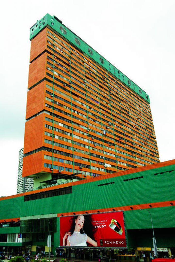 TODAYonline's tweet image. People’s Park Complex has drawn more complaints than #SimLim this year: CASE tdy.sg/1sK64bQ @ChannelNewsAsia