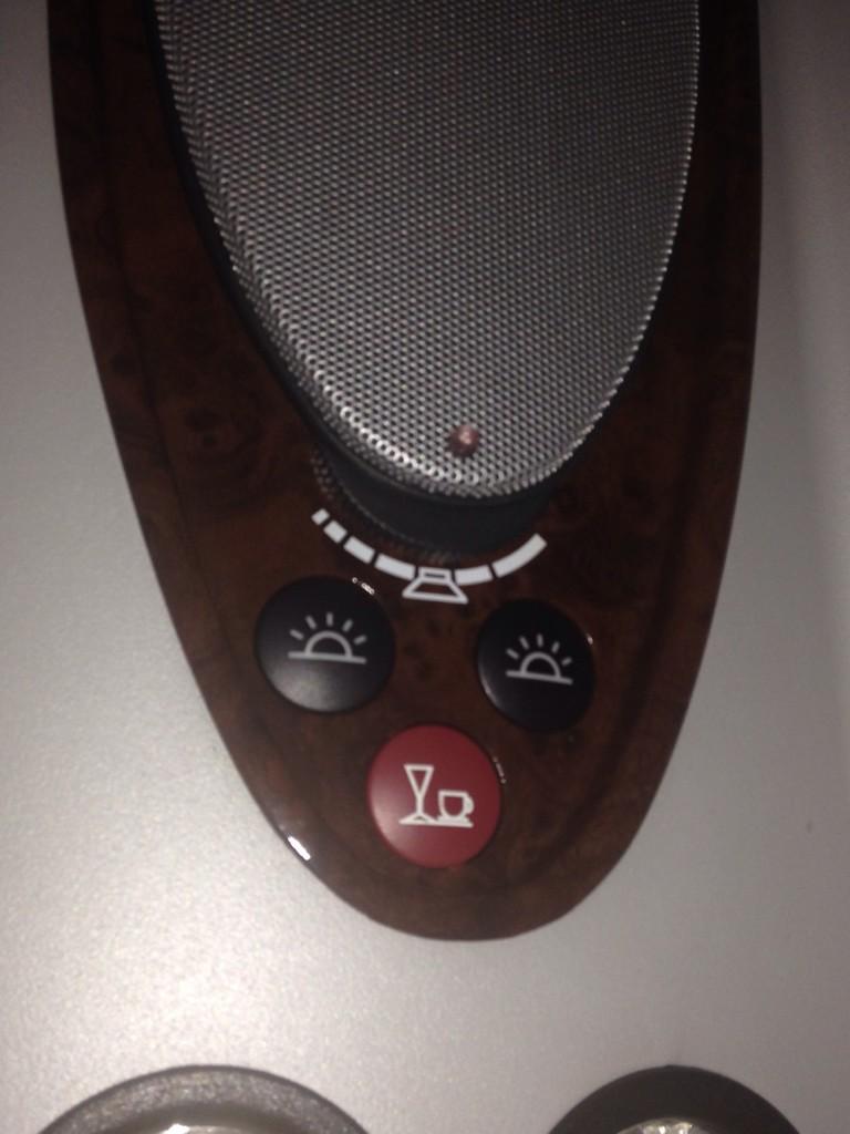 Gad vide om der er morgenmad på sengen i hotelbussen i morgen, når der trykkes på den røde knap?!?:)