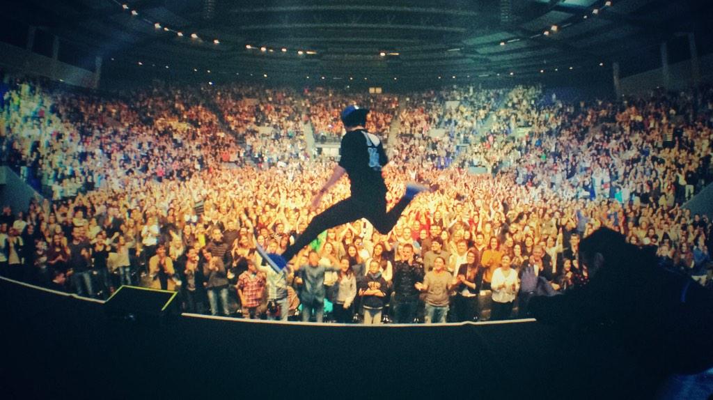 kevadamsss's tweet photo. TOULON ! Quelle soiree de fouuuus avec vous ! Merci pour votre chaleur...😜 #ParcequeTOULON?! #VoilaVoilaZenithTour http://t.co/UzXiAThGMk