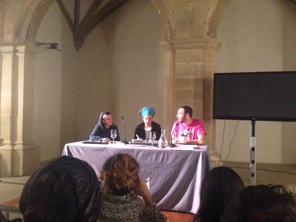 MedeakTF's tweet photo. @JuleGoi eta @Hibai_ sobre los estados, las fronteras y demás! #lab2014 http://t.co/80rLZhV4No