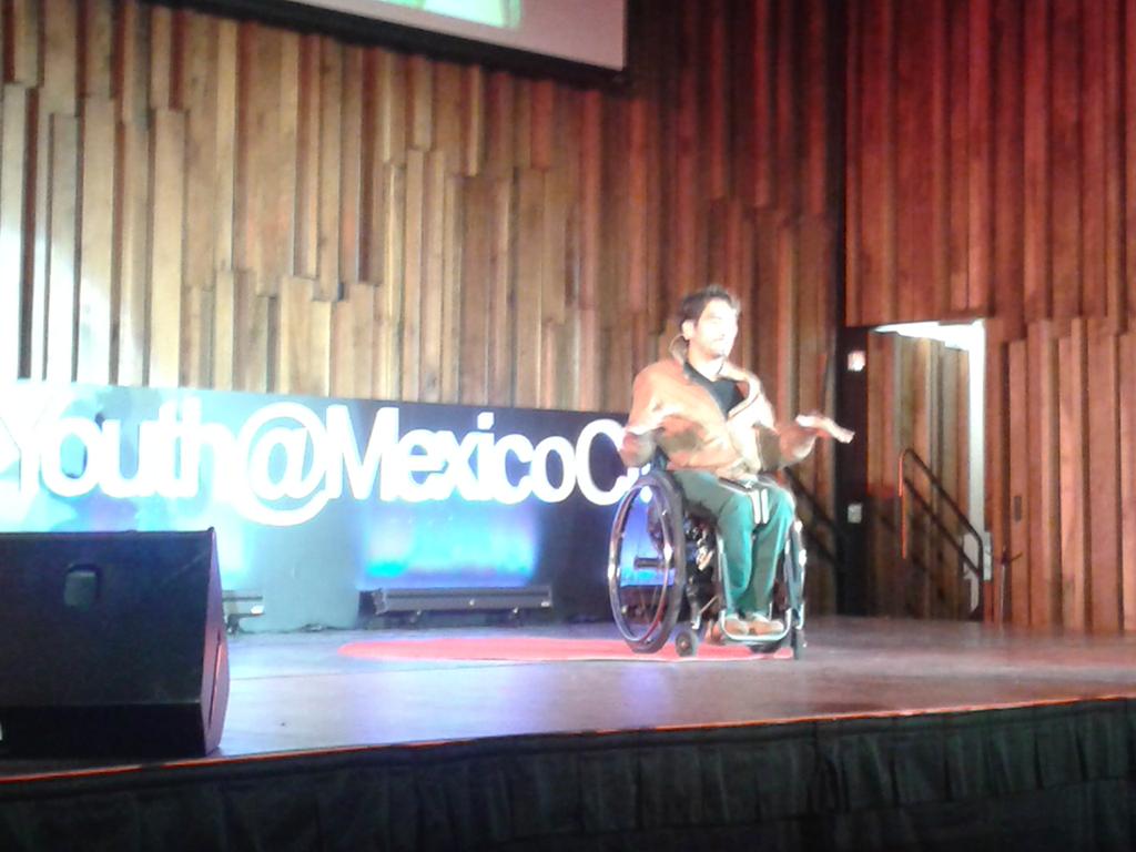 andieahd's tweet photo. "Vale la pena cambiar. No hay que temerle al cambio." Arly Velazquez #TEDxYouthMx #TEDxYouth http://t.co/mpQtH8RUVQ