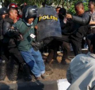 TornadoUNM_13's tweet image. Ini foto wartawan yg dikeroyok brimob #savejournalist #saveUNM