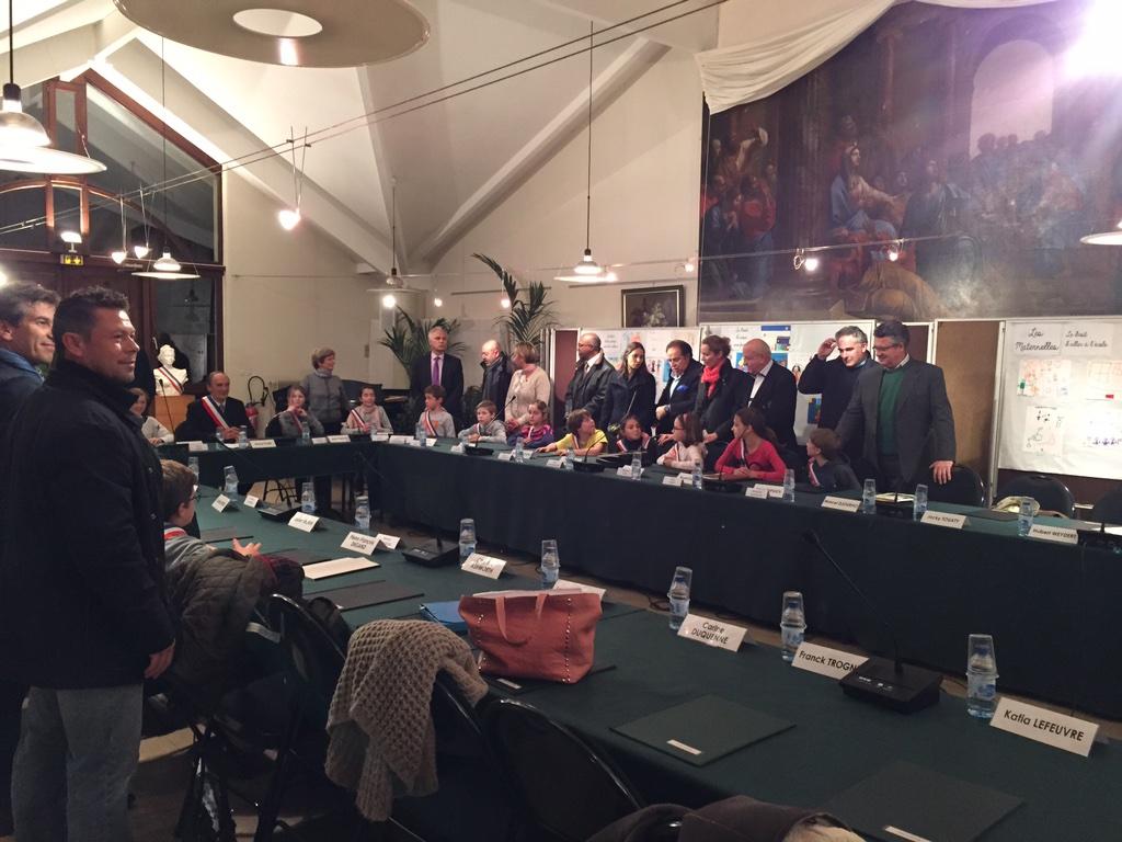 Le Conseil Municipal et le Conseil Municpal des Jeunes réunis ce soir pour un moment d'échange et de présentation