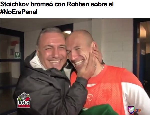 miseleccionmx's tweet photo. Una de los mejores bromas fue la de @Hristo8Official cuando le regaló a Robben una playera con el #NoEraPenal. http://t.co/uiE1z9uaGh