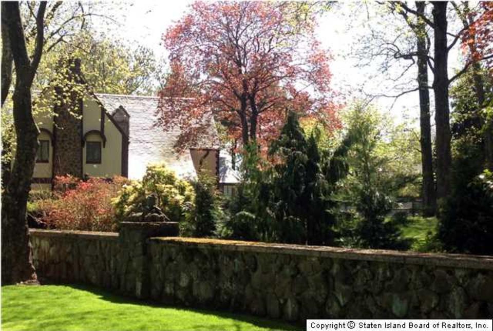 AOL Real Estate tweet media