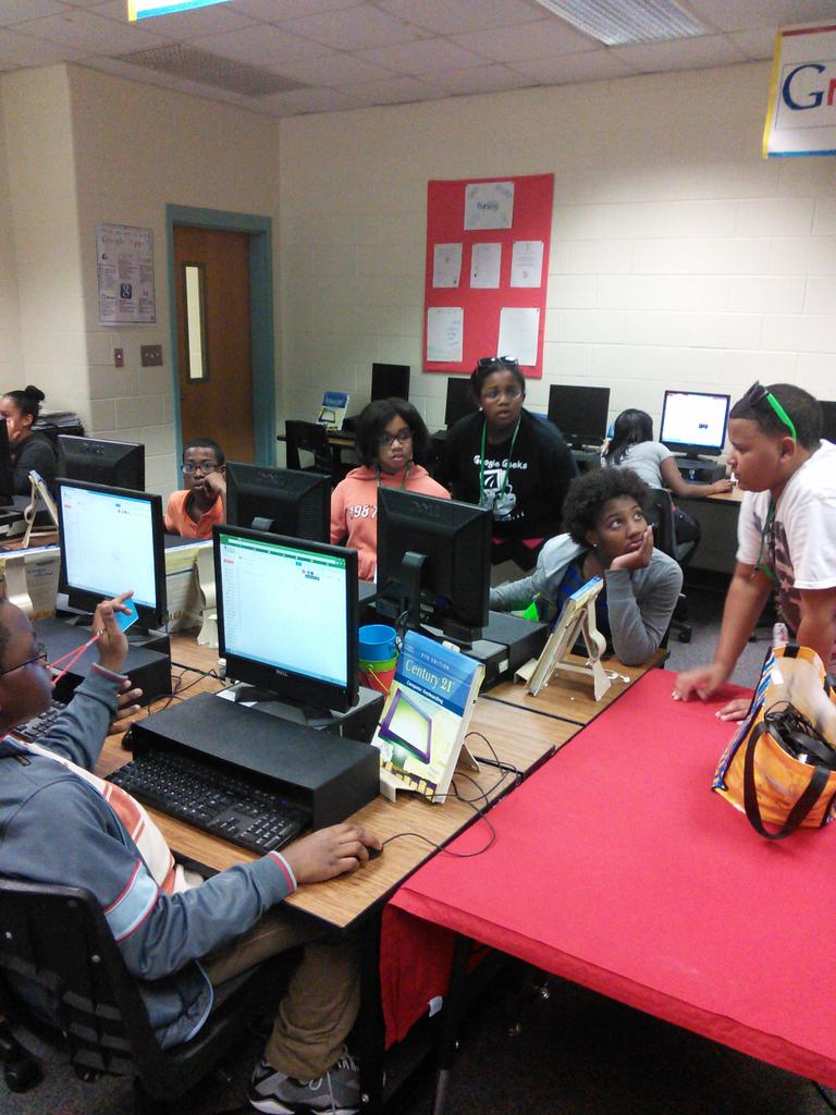 googlegeeks's tweet image. Google Geeks facilitate their first after school tech session!
