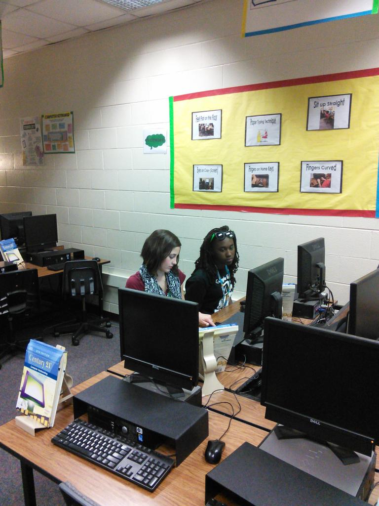 googlegeeks's tweet image. Google Geeks facilitate their first after school tech session!