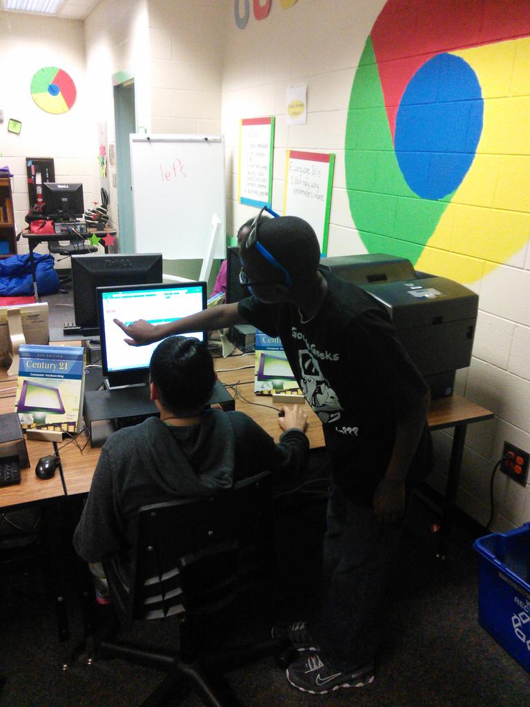googlegeeks's tweet image. Google Geeks facilitate their first after school tech session!