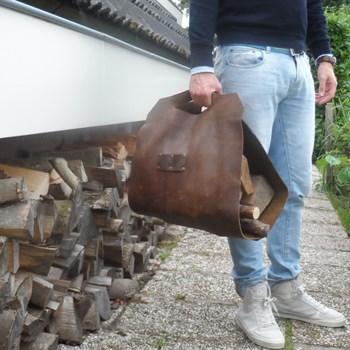 Een leuk cadeau voor hem!
Deze lederen tas voor (open)haardhout.

madeby.nl/nicoletteirvin…