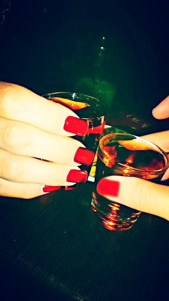 luz_rodgz's tweet photo. Chinchiiiiiin por otro de muchos 13denoviembre juntas😊🍰🍸  @Sp_Tamii http://t.co/3LcuZldpoT