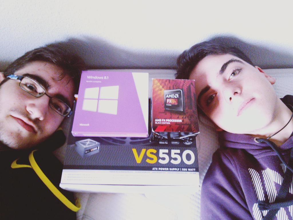 JuanFMfpb's tweet photo. Foto con componentes de PC y Windows 8.1 edicion de venta al publico (con mi amigo carlos) http://t.co/uk2Y3MRLEE