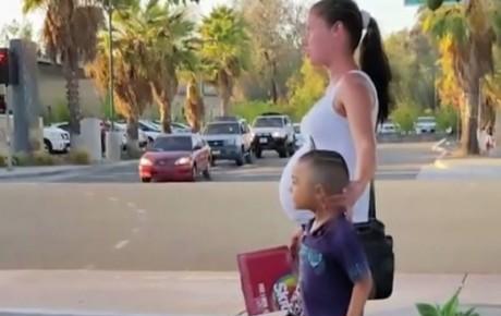 diario24horas's tweet image. #NoesBroma Mujer que pide limosna conduce un ¡Mercedes Benz! | on.fb.me/1zRmsPd