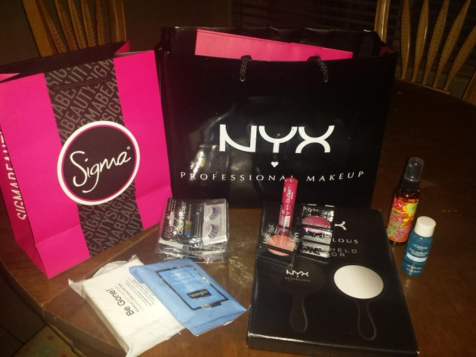 Im a blessed and lucky winner.. just received on my Bday ♡♡ @vegas_nay thank so much ☆☆☆☆ http://t.c<a href="/tag/quiero5delarry"class="tags"><span>#quiero5delarry</span></a><a href="/tag/larryhernandez"class="tags"><span>#larryhernandez</span></a>