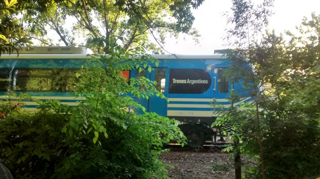 pipino_ok's tweet photo. Los nuevos trenes del #Mitre pasan x la puerta de casa. @RandazzoF @Randazzo2015 http://t.co/bIXRj0SXZS