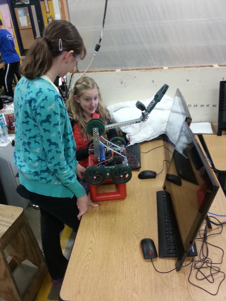 B_MrFranck's tweet image. #tmstsa #robotics team students learning how tp program! #robotc @Linc_R3 @TMS_Trojans