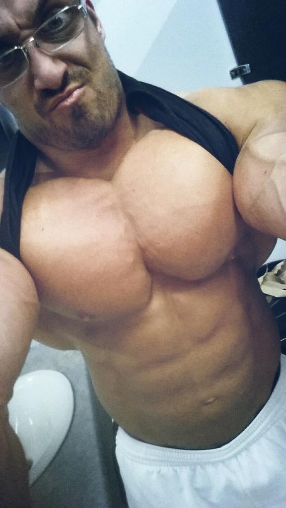 JoeyPyontka's tweet photo. Dat chest pump #GotChest #GotSwolle #PyontkaTrainingSystem http://t.co/M7Rqq19Qms