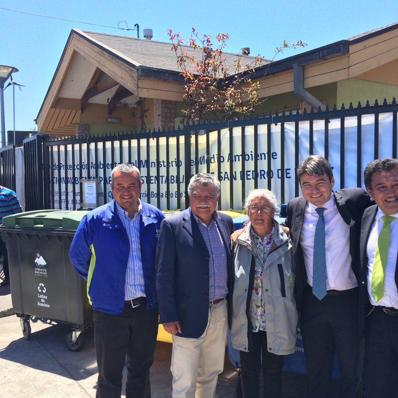 marcelomena's tweet photo. Vecinos de San Pedro de La Paz aprendiendo de Ernc, reciclaje y compostaje gracias al FPA. http://t.co/GnpxdyywQN