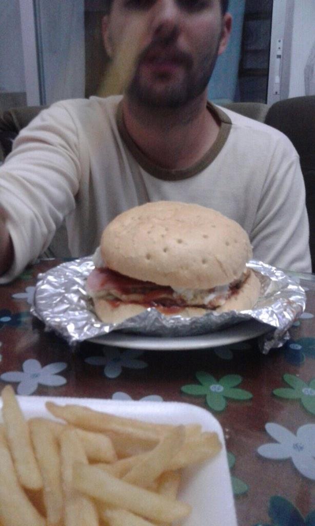 marcosbazans's tweet photo. Mini hamburguesa para cenar http://t.co/wVYULBVVIb