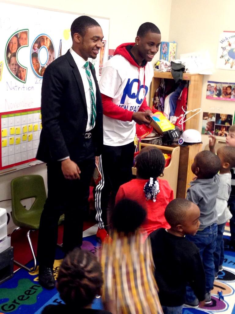 mrsantosII's tweet photo. “@DSUCAB: @kevsowavyyy & @1zay_ Reading To 3 Year Olds As Part Of The #100MenReading #DSU http://t.co/txdqz9UP5E” @100menreading