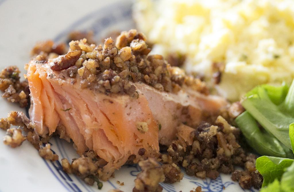KeesToKitchen's tweet image. Pecan Crusted Smoked Salmon.Our dinner party LOVED it! ow.ly/EeILM   @HitzAlex #kttkLuvYouGuys