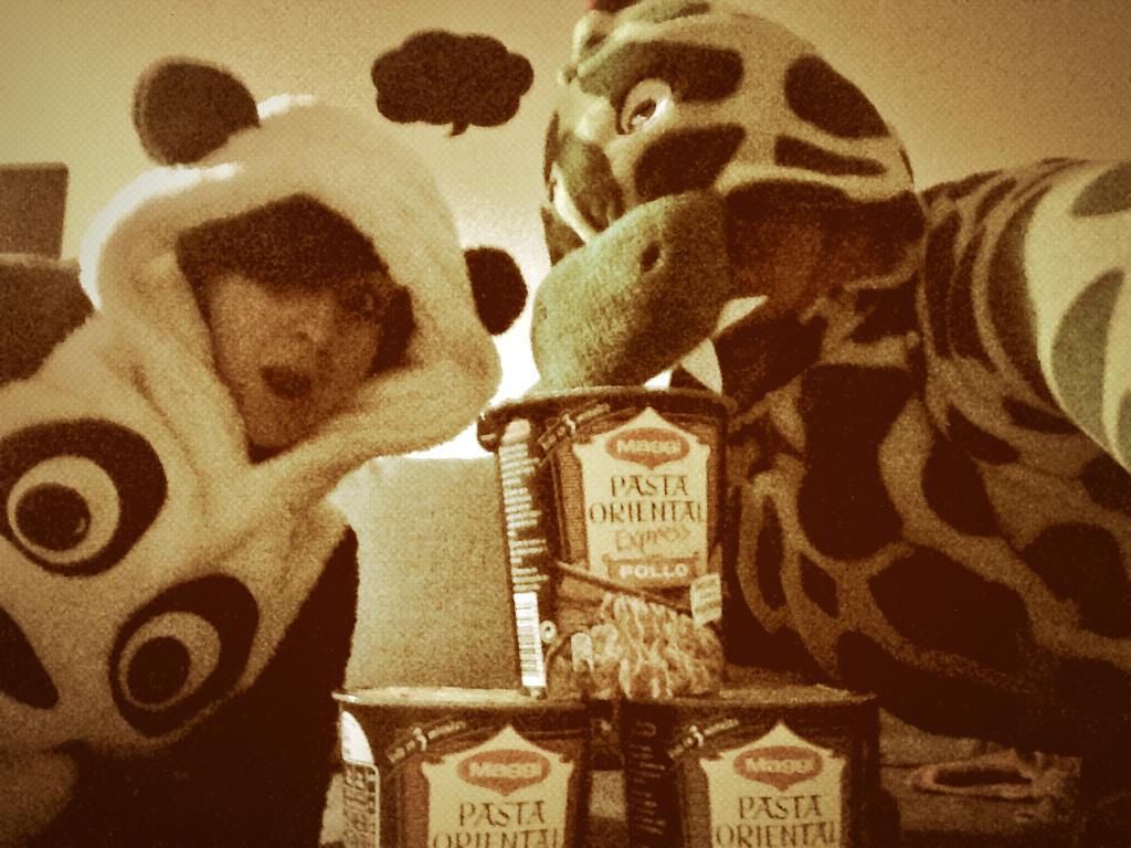 jmyan83's tweet photo. Pandas y Dragones a cenaaaaar!!!! Gracias @MaggiOriental #OrientalExpress #lospandassiempremolan Ñammm @_miriti_ http://t.co/vaBjQU8pFU