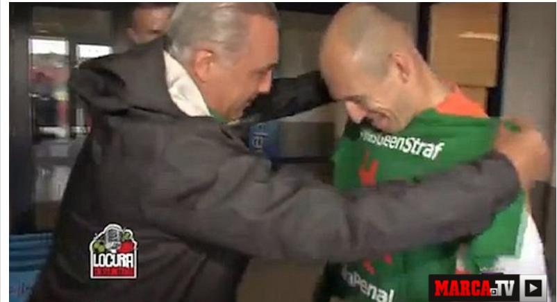 marca's tweet photo. MARCA TV | Los mexicanos le regalan una camiseta a Robben con el mensaje: "No fue penal" ► http://t.co/yOV7quEqkH http://t.co/GB43sRzoiQ