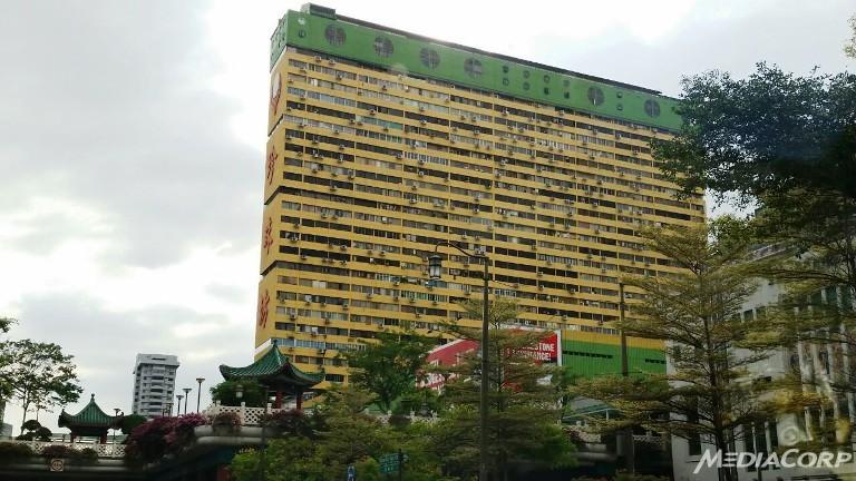 ChannelNewsAsia's tweet image. 43 more complaints at People's Park Complex than at #SimLim Square this year: CASE cna.asia/1xxgEHt