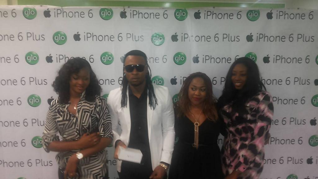 GloWorld's tweet photo. Oyolima!!! @2niteFlavour at the GloWorld Outlet, Adeola Odeku, VI. #iPhone6 #iPhone6Plus #iPhone6Launch http://t.co/rQdssntXmz