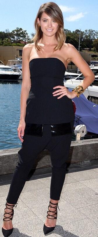 CosmopolitanSyd's tweet photo. Beautiful @JesintaCampbell #CosmoFFF awards wearing #Balmain Chain Cuff 💛
#DoubleBay #Sydney #Australia #Christmas http://t.co/MVIFuYN5Cb