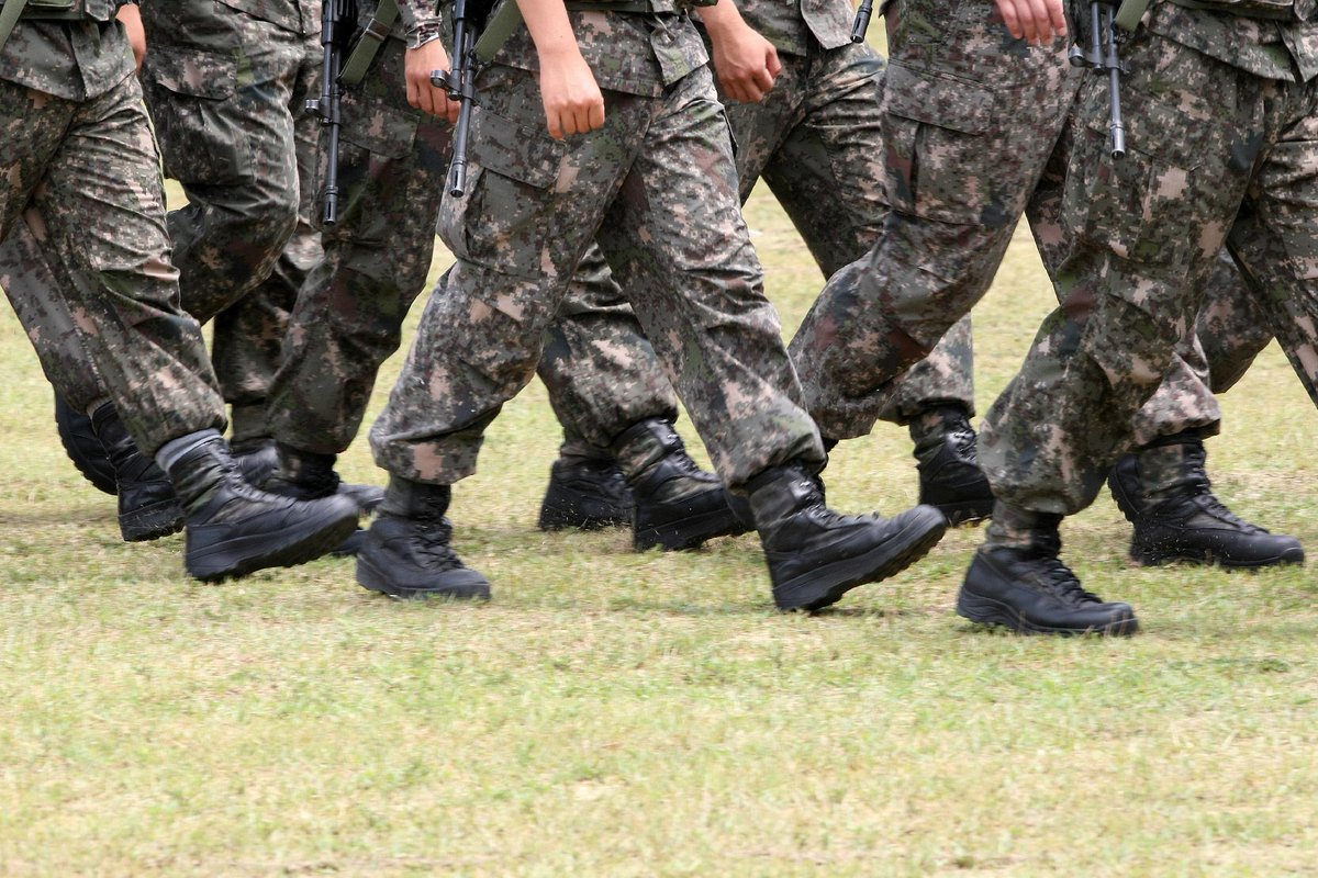 JTBC5's tweet image. 이병-일병-상병-병장의 4단계 병사 계급을 '용사'로 일원화하는 방안을 추진한다는 보도가 나왔습니다. GOP 전방 근무자들은 '전사'로 부르겠다는군요. 군대는  '짬밥 순'인데...잘 될까요? #정치부회의