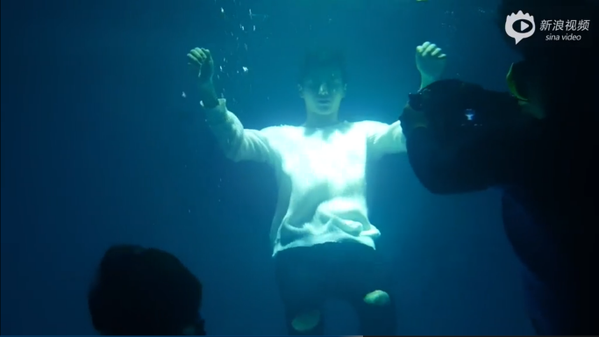 beexdreamer's tweet photo. [VID] เบื้องหลังการถ่ายทำ MV There's a place ฉากถ่ายใต้น้ำ ฝานตลกกก 5555+ 

>> http://t.co/6akBPmjz2m http://t.co/5JSPuvl9Im