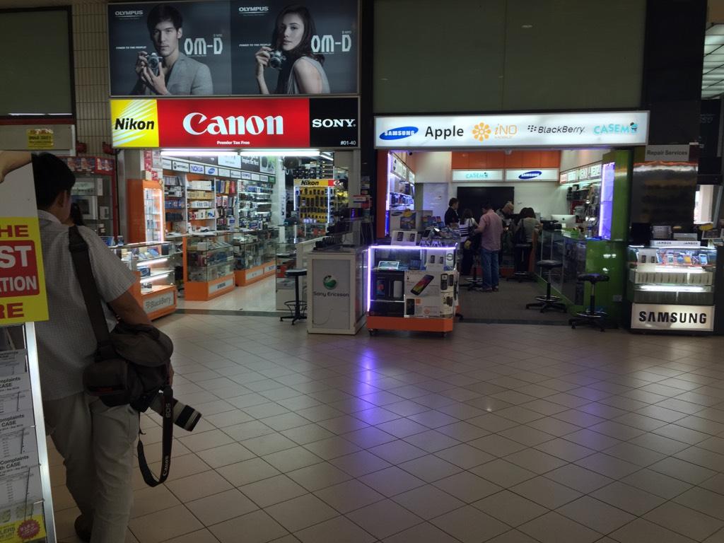 ValentineChua's tweet image. Photographers wait for drama outside Mobile Air, the #SimLimSquare shop that’s been in recent news #OpsAirKangKang:
