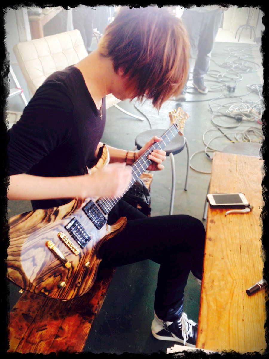 Twitter पर 柩 Pv撮影の合間に咲人先生が俺のギター弾いてるー 似合うじゃないか Http T Co Ujzmwe3up6