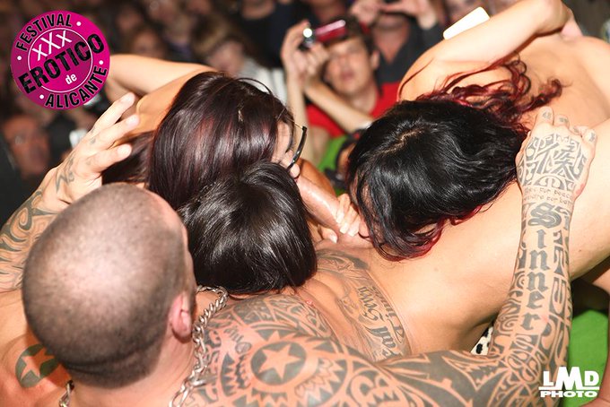 "@Lmdphototgn: Show de @robdieselporn con @Julia_de_Lucia  @coraljoice  escenario @Mykiwis2013  del @eroticoalicante<a class="tags" target="_blank" title="On Twitter" href="/?out=eyJ0eXAiOiJKV1QiLCJhbGciOiJIUzUxMiJ9.eyJpYXQiOjE3MjA3OTEyNjMsImlzcyI6InR3cG9ybnN0YXJzLmNvbSIsIm5iZiI6MTcyMDc5MTI2MywiZXhwIjoxNzUyMzI3MjYzLCJyZWRpcmVjdF91cmwiOiJodHRwczovL3R3aXR0ZXIuY29tL0xtZHBob3RvdGduIn0.Q6qkjDc4XBbii2mULNcWHYZ76dXJx6gV1oQSIz6iOLRpIQQkfeUTxj3z34G8dgHBqfWpvsYSH7k5K7ZpTx554g">@Lmdphototgn</a><a class="tags" target="_blank" title="On Twitter" href="/?out=eyJ0eXAiOiJKV1QiLCJhbGciOiJIUzUxMiJ9.eyJpYXQiOjE3MjA3OTEyNjMsImlzcyI6InR3cG9ybnN0YXJzLmNvbSIsIm5iZiI6MTcyMDc5MTI2MywiZXhwIjoxNzUyMzI3MjYzLCJyZWRpcmVjdF91cmwiOiJodHRwczovL3R3aXR0ZXIuY29tL3JvYmRpZXNlbHBvcm4ifQ.kAXrEEsphkXgbxUU1LiUhYSvbvggSXXyrQRA18SFwkNxktTUuDQf9HTo4psiOZsARCq_y8FBafOxYn-FhA4bOA">@robdieselporn</a><a class="tags" target="_blank" title="On Twitter" href="/?out=eyJ0eXAiOiJKV1QiLCJhbGciOiJIUzUxMiJ9.eyJpYXQiOjE3MjA3OTEyNjMsImlzcyI6InR3cG9ybnN0YXJzLmNvbSIsIm5iZiI6MTcyMDc5MTI2MywiZXhwIjoxNzUyMzI3MjYzLCJyZWRpcmVjdF91cmwiOiJodHRwczovL3R3aXR0ZXIuY29tL0p1bGlhX2RlX0x1Y2lhIn0.DaIMZzuzINyLiEYKuYz3rWsGJMdL4wPC4TI_MyO2df3qaDtNH-XnNW34kynZR0nXaumjULK9kI6DOeBM458ZLQ">@Julia_de_Lucia</a><a href="/tag/franco"class="tags"><span>#franco</span></a><a href="/tag/exhumacionfranco"class="tags"><span>#exhumacionfranco</span></a>