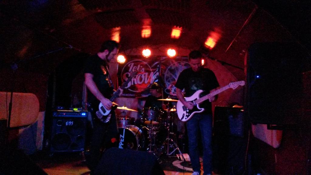 oskir67's tweet photo. .@TreesDieStandin in concert! http://t.co/bwhaQukjiC