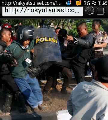 polisi yg menendang fotografer koran "harian takyat sulsel"....