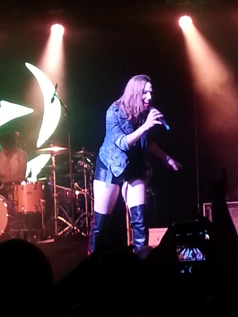 crjreads's tweet photo. Halestorm!! Freaking amazing as always! :D #daughterofdarkness #ornlintern http://t.co/0xJu29uKYe