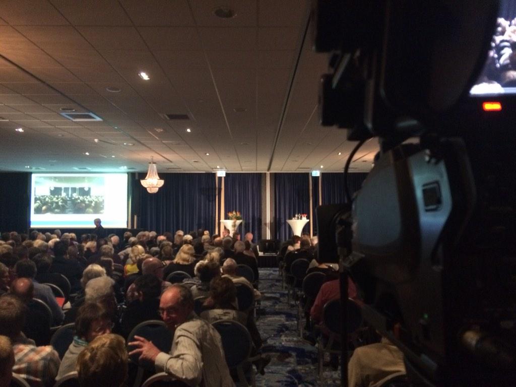 Vanavond bij vd Valk Duiven video verbinding tussen zalen verzorgt bij rabo bijeenkomst met optreden Karin Bloemen